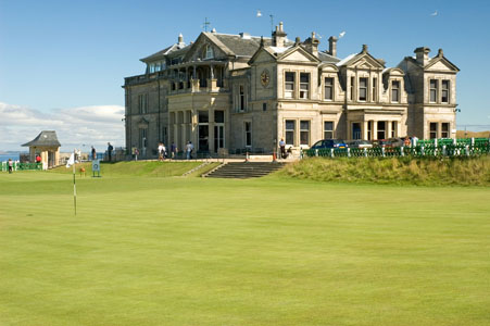 St Andrews 18th Green and Clubhouse